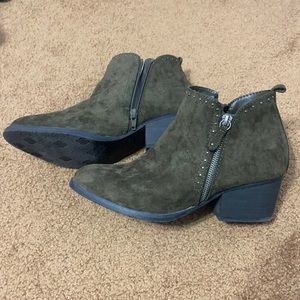 Dark green / olive ankle boots